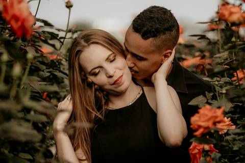 Casal no meios das flores'