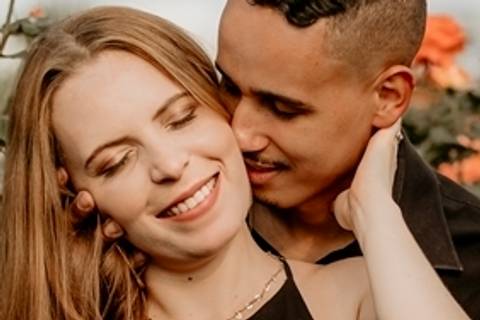 Noiva feliz ao receber carinho'