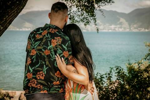 Casal de noivos contemplando a natureza'