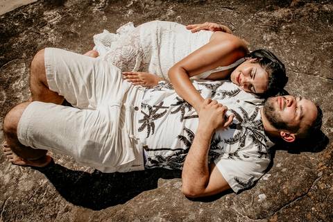 Casal deitados na pedra'