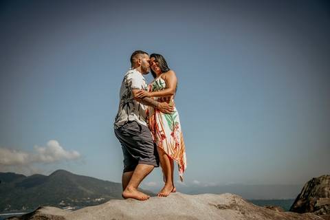 foto dos noivos descalços'