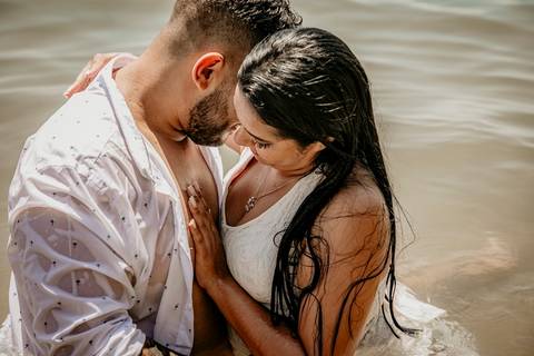 Casal com roupas molhadas no ensaio de fotos'