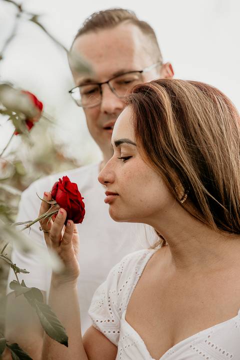 Noiva segurando flor'