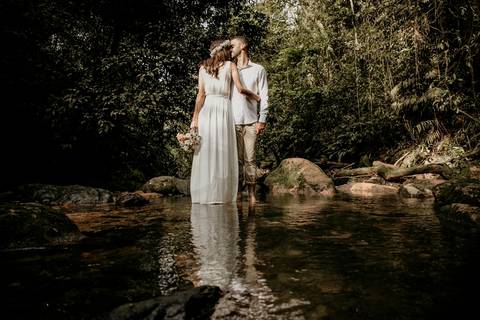 Noiva segurando na cintura do noivo'