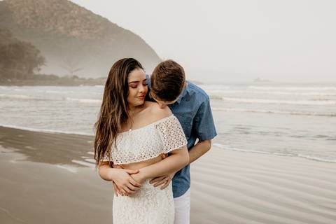 Noivo beijando ombro da noiva'