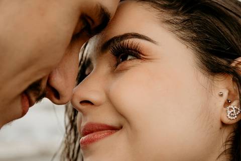 Noiva olhando apaixonada'