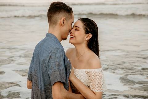 Noivos namorando na praia'