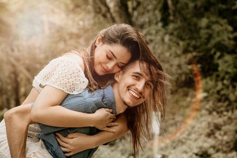 fotos dos Noivos brincando de cavalinho'