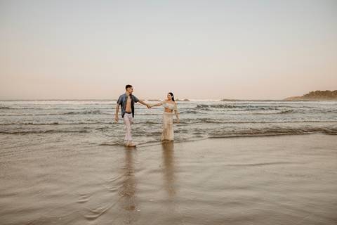 Casal de mãos dadas'