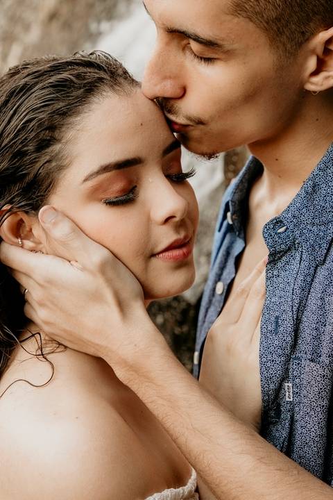 Segurando no rosto da noiva'