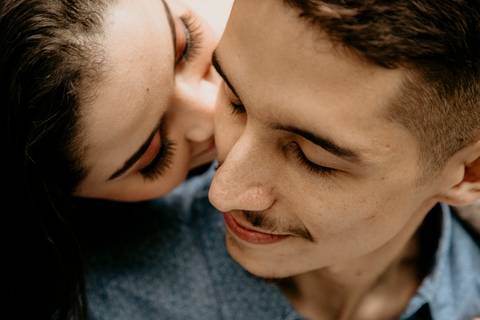 fotografia da Noiva beijando o noivo'