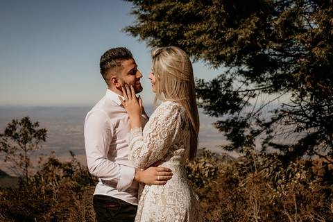 noiva tocando o rosto do noivo'