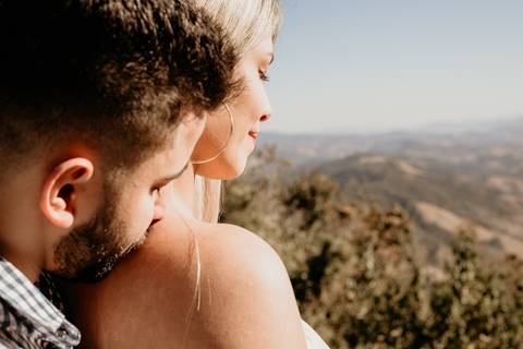 noivo dando Beijo no ombro da noiva'