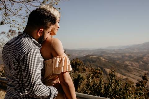 noivos Admirando a paisagem'