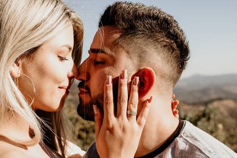 Foto da noiva segurando no rosto do noivo'