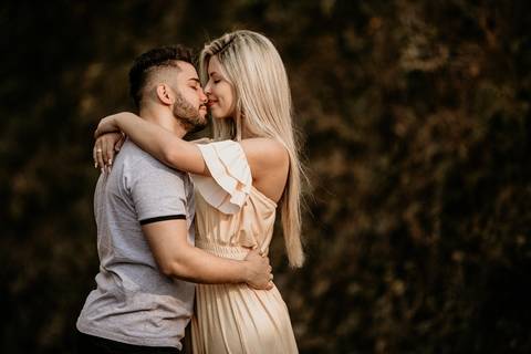 Noivo apaixonado beijando a noiva '