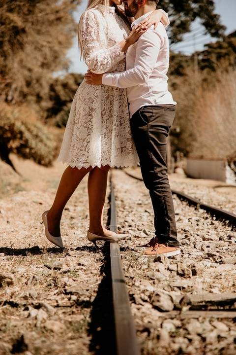 foto dos Noivos nos trilhos de trem'