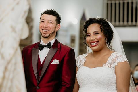 Casal feliz na cerimônia'