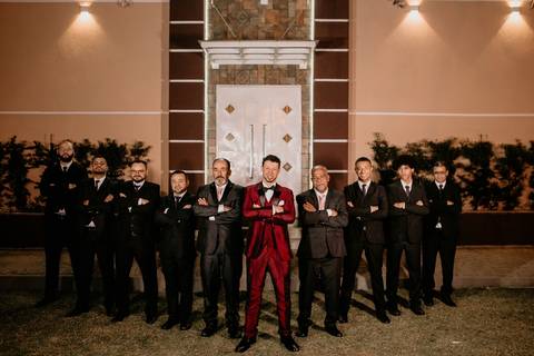 Foto do noivo com os padrinhos'