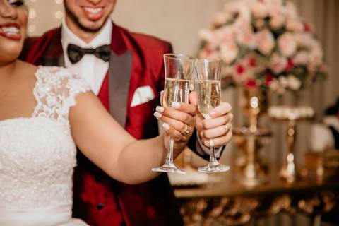 Foto dos noivos brindando'