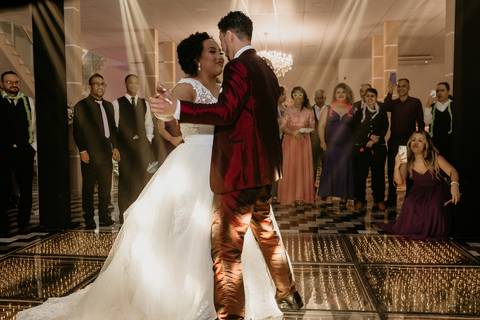 Noivos dançando a valsa'