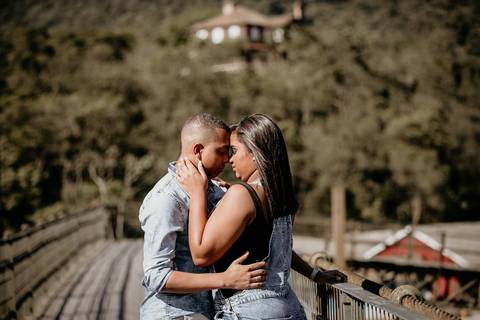 Noivos de jeans no pre-wedding'