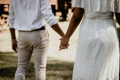 Casal caminhando de mãos dadas'