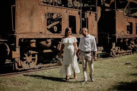 foto de Trem antigo e casal de noivos'