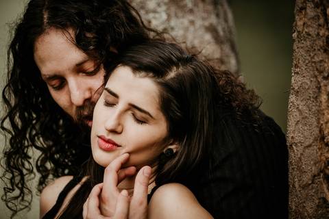 casal a vontade no ensaio fotográficos'