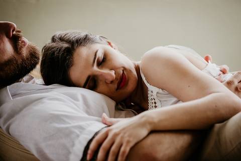 Noiva deitada no peito do noivo'