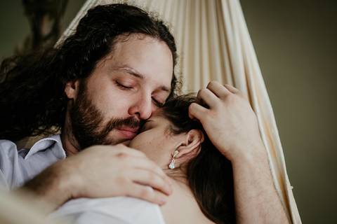 foto de casal deitado na rede'