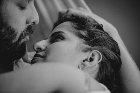 noivos na rede se olhando'