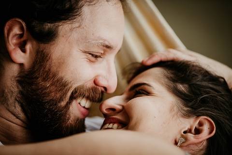 casal sorrindo na rede'