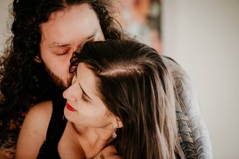 Foto sensual de casal no prewedding'