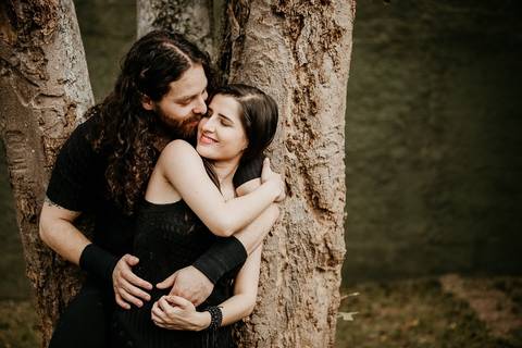 Foto casal na frente da árvore '