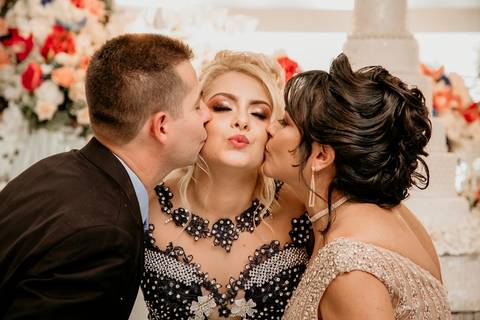 Pais beijando a debutante'