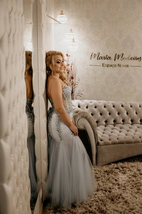 Debutante no making of posando para foto'