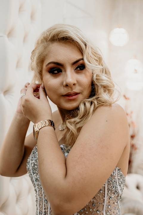 Debutante colocando brinco'