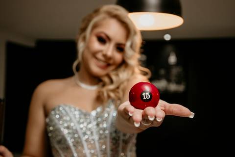 Debutante posando com bola de bilhar'