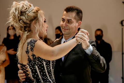 Debutante dançando com seu pai'