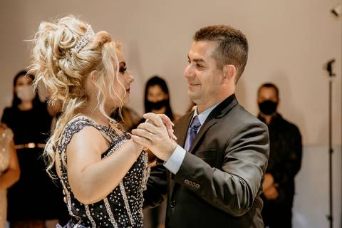Pai e filha dançando'