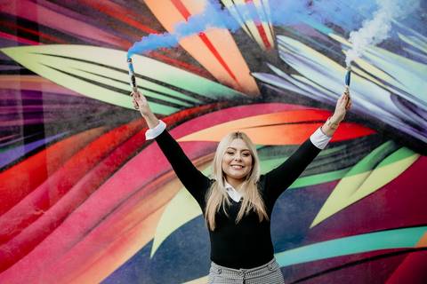 Foto debutante com fumaça colorida'