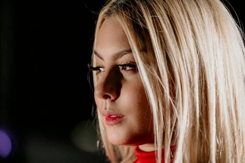 Debutante de perfil'