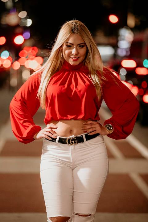 foto debutante com mãos na cintura'