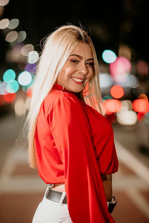 Debutante linda sorrindo'