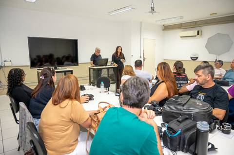 Professor Edeson Souza e Edvania Moreira com paricipantes do Workshop o Dominio da Luz'