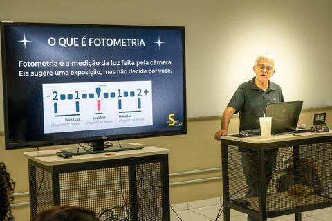 Professor Edeson Souza explicando o que é fotometria em workshop na Matrix Professional'