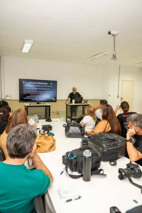 Professor Edeson Souza explicando o que é fotometria em workshop na Matrix Professional'