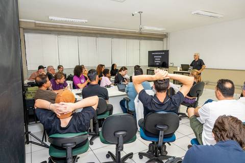 Sala de aula cheia durante o workshop O Domínio da Luz'