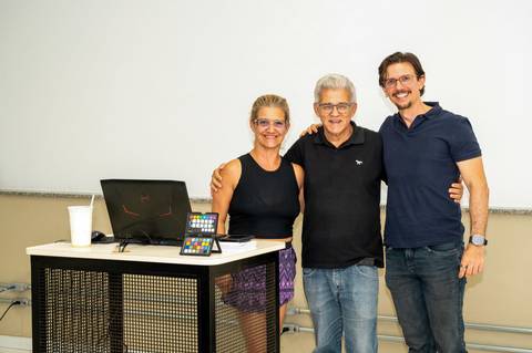 Professor Edeson Souza com seus filhos, Camila e Edson Cortez Souza'